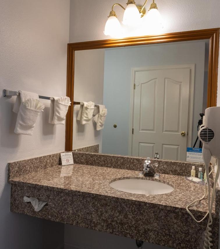 Quality Inn & Suites Tulare Zewnętrze zdjęcie